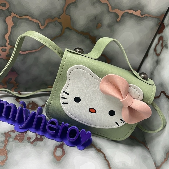 Hello Kitty Set with Green Apple socks, mini faux leather bag & keychain - Picture 5 of 5